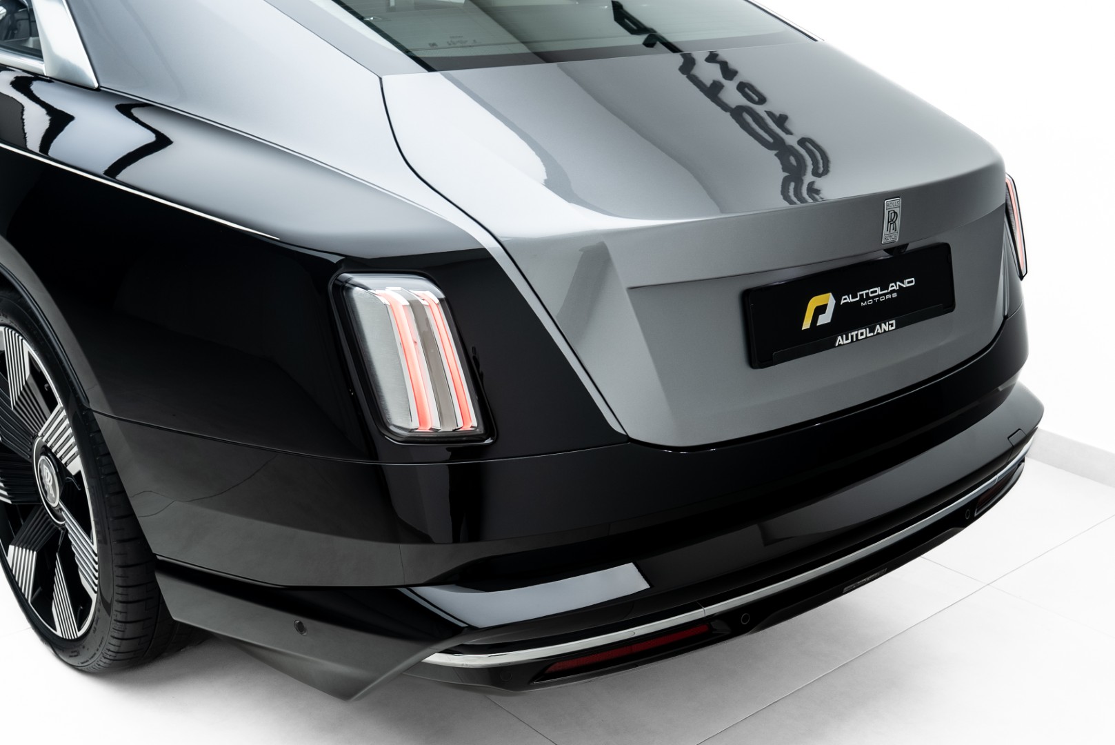 2025 ROLLS ROYCE SPECTRE. BESPOKE SOUND SYSTEM. IMMERSIVE SEATS. MAIN DEALER WARRANTY AND SERVICE.